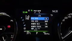 2022 Toyota Camry 2.5 LE Hybrid, белый — фото 20