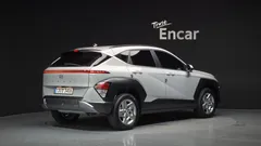 2023 Hyundai Kona Gasoline 1.6 Turbo 2WD, серо-серебристый — фото 2
