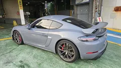 2023 Porsche 718 4.0 GT4, серый — фото 3