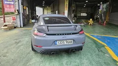 2023 Porsche 718 4.0 GT4, серый — фото 4