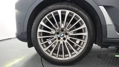 2022 BMW X7 xDrive 40i Design Pure Excellence 7-Seater, серый — фото 5