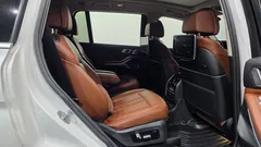 2021 BMW X7 xDrive 40i Design Pure Excellence 6-Seater, белый — фото 16