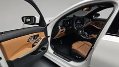 2023 BMW 3-Series 320i M Sport, белый — фото 10