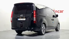 2023 Hyundai Staria 4WD Tourer 11-Seater — фото 2