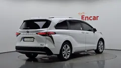 2023 Toyota Sienna 2.5 Hybrid 2WD, белый — фото 2