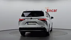 2023 Toyota Sienna 2.5 Hybrid 2WD, белый — фото 4