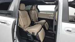 2023 Toyota Sienna 2.5 Hybrid 2WD, белый — фото 16