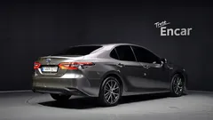2023 Toyota Camry 2.5 XLE Hybrid, серый — фото 2