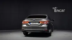 2023 Toyota Camry 2.5 XLE Hybrid, серый — фото 4