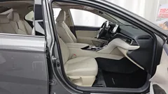 2023 Toyota Camry 2.5 XLE Hybrid, серый — фото 11