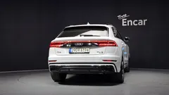 2021 Audi Q8 50 TDI Quattro Premium, белый — фото 4