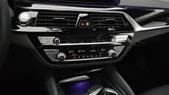 2022 BMW 5-Series 520i Luxury — фото 17