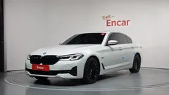 2022 BMW 5-Series 530e Luxury, белый — фото 1