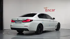 2022 BMW 5-Series 530e Luxury, белый — фото 2