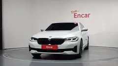 2022 BMW 5-Series 530e Luxury, белый — фото 3