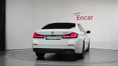 2022 BMW 5-Series 530e Luxury, белый — фото 4