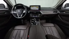 2022 BMW 5-Series 530e Luxury, белый — фото 7
