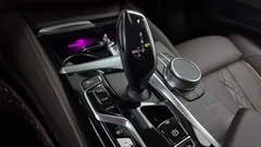 2022 BMW 5-Series 530e Luxury, белый — фото 9