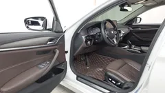 2022 BMW 5-Series 530e Luxury, белый — фото 10