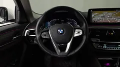 2022 BMW 5-Series 530e Luxury, белый — фото 13