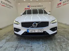 2021 Volvo V60 B5 Pro AWD, белый — фото 2