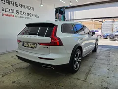 2021 Volvo V60 B5 Pro AWD, белый — фото 3