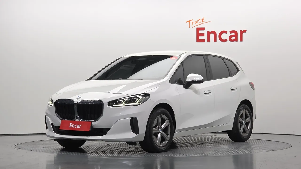2023 BMW 2-Series 220i Advantage