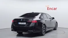 2024 BMW 5-Series 520i M Sport, серый — фото 2