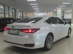 2023 Lexus ES Executive — фото 4