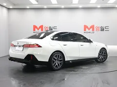 2024 BMW 5-Series 520i M Sport, белый — фото 2