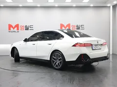2024 BMW 5-Series 520i M Sport, белый — фото 4