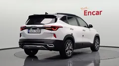 2023 Kia Seltos Gasoline 1.6 Turbo 2WD, белый — фото 2
