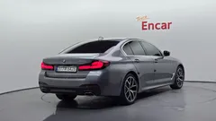 2023 BMW 5-Series 530e M Sport, серо-серебристый — фото 2