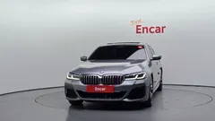2023 BMW 5-Series 530e M Sport, серо-серебристый — фото 3