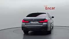 2023 BMW 5-Series 530e M Sport, серо-серебристый — фото 4
