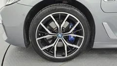 2023 BMW 5-Series 530e M Sport, серо-серебристый — фото 5