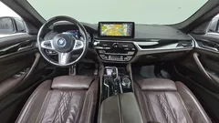 2023 BMW 5-Series 530e M Sport, серо-серебристый — фото 7