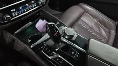 2023 BMW 5-Series 530e M Sport, серо-серебристый — фото 9