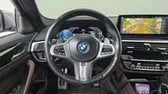 2023 BMW 5-Series 530e M Sport, серо-серебристый — фото 13