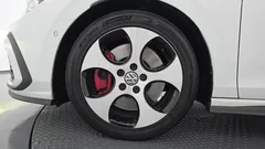 2022 Volkswagen Golf 2.0 GTI, белый — фото 5