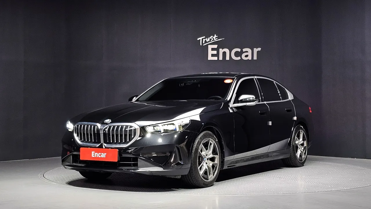 2024 BMW 5-Series 520i