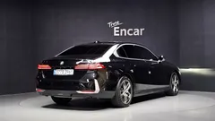 2024 BMW 5-Series 520i, чёрный — фото 2