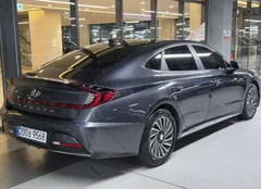2022 Hyundai Sonata Premium Plus, серо-серебристый — фото 2