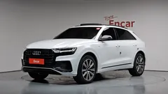 2021 Audi Q8 55 TFSI Quattro Premium, белый — фото 1