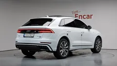 2021 Audi Q8 55 TFSI Quattro Premium, белый — фото 2