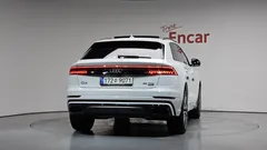 2021 Audi Q8 55 TFSI Quattro Premium, белый — фото 4