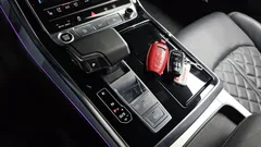 2021 Audi Q8 55 TFSI Quattro Premium, белый — фото 9