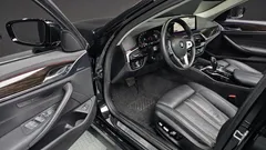 2021 BMW 5-Series 520i Luxury, чёрный — фото 10