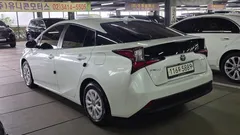 2021 Toyota Prius 1.8, белый — фото 2