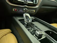 2024 Volvo XC60 B5 Ultimate Bright, белый — фото 16